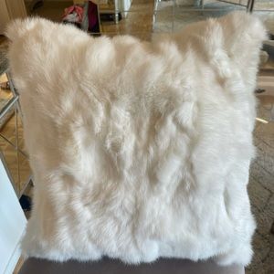 REAL FUR 100% Adrienne Landau white pillow